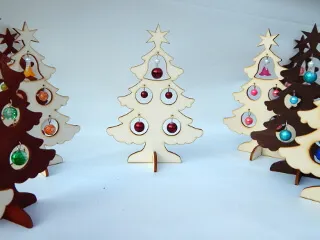Ozdobný Vánoční stromeček. Vyrobeno z překližky a korálků.